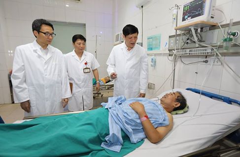 Phó Thủ tướng Vũ Đức Đam thăm bệnh nhân sốt xuất huyết