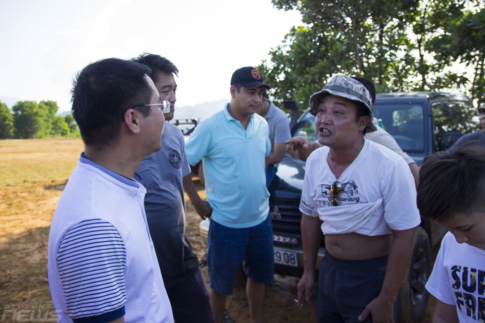 Anh Nguyễn Hải Bằng (thứ hai từ phải sang) chia sẻ các kinh nghiệm sử dụng bán tải Ranger khi đi các bài thi địa hình cho các thành viên dự thi ở hạng Bán tải Việt Nam.