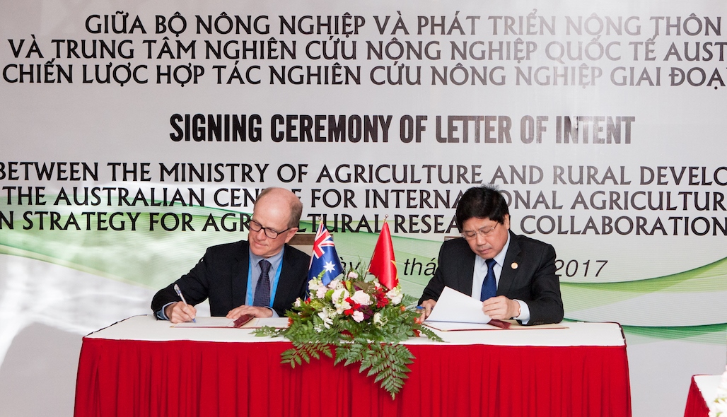  Thứ trưởng Bộ Nông nghiệp và Phát triển Nông thôn Việt Nam Lê Quốc Doanh (bên phải) và Tổng Giám đốc Chương trình Quốc gia ACIAR - Tiến sĩ Peter Horne (bên trái) ký Ý định Thư, Cần Thơ ngày 21/8/2017.
