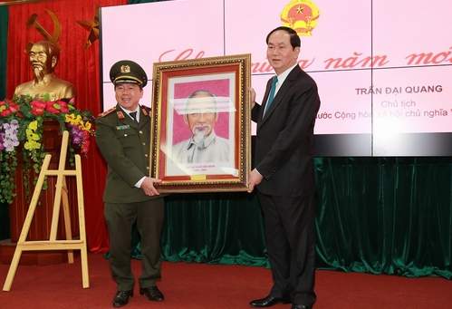 Chủ tịch nước Trần Đại Quang tặng bức chân dung Chủ tịch Hồ Chí Minh cho Cục An ninh mạng. Ảnh: Bộ Công an