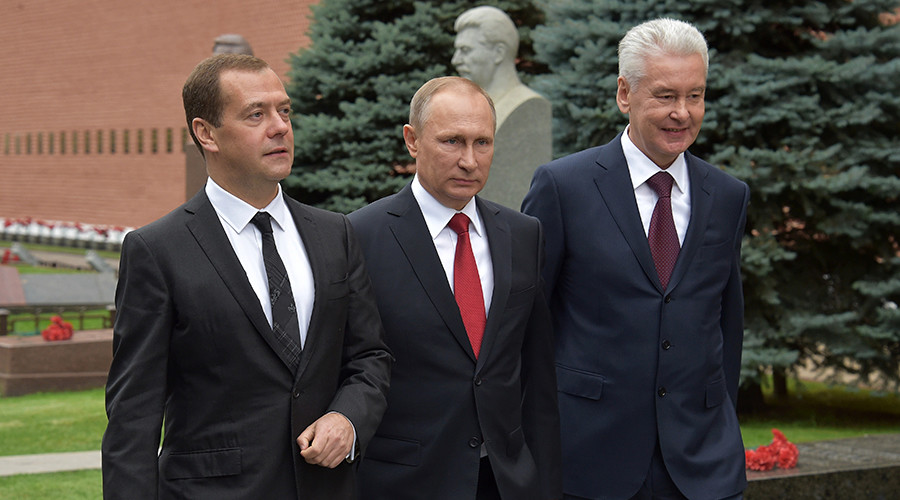 Tổng thống Putin đứng giữa Thủ tướng Dmitry Medvedev (bên trái) và Thị trưởng Thành phố Moscow Sergey Sobyanin