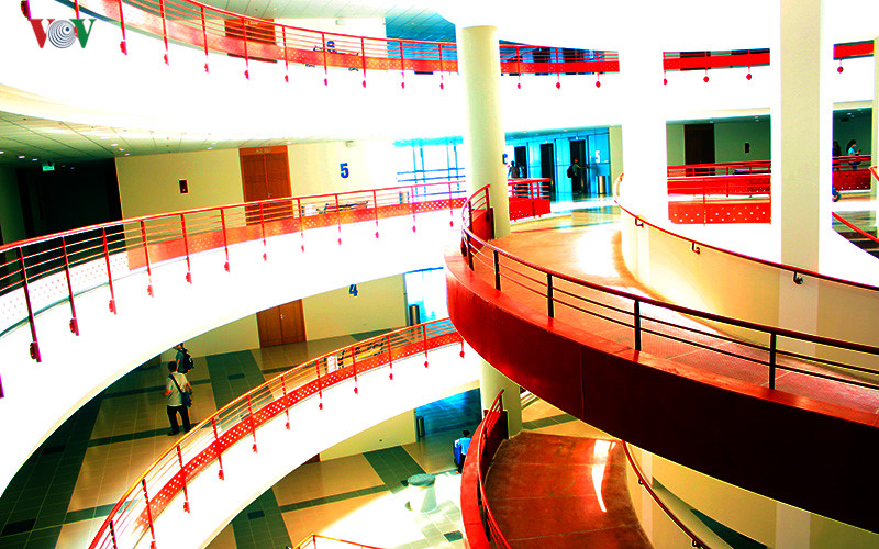 Với kiến trúc rất đặc trưng của Châu Âu được 1 kiến trúc người Pháp thiết kế, tòa nhà hiện lên long lanh và tráng lệ với tông màu chủ đạo là trắng và đỏ. Hệ thống wifi miễn phí trong toàn bộ tòa nhà tạo ra không gian vừa thư giãn vừa học tập hiệu quả cho các bạn sinh viên.