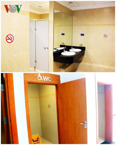 Nhà vệ sinh hiện đại và tiện nghi, có cả nhà vệ sinh cho người khuyết tật.