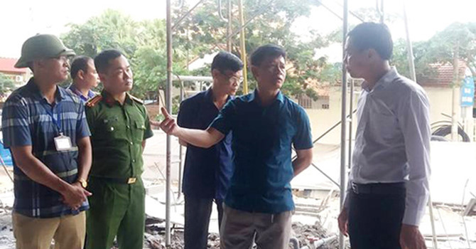 Ông Vũ Văn Diện, Phó Chủ tịch UBND tỉnh trực tiếp xuống hiện trường chỉ đạo giải quyết vụ việc.