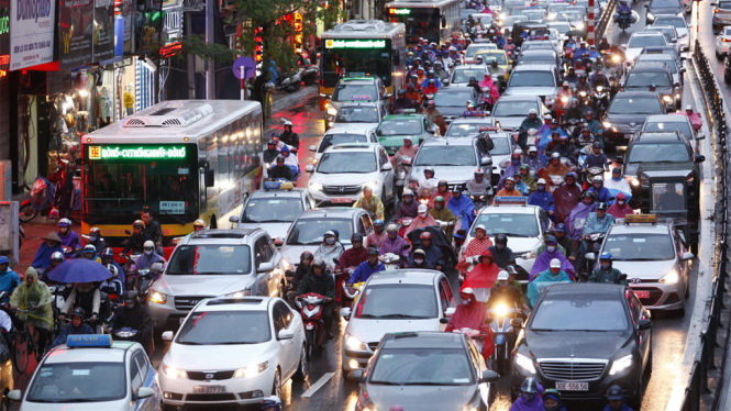 Xe máy và ô tô chen chúc gây ra ùn tắc tại Hà Nội - Ảnh: NAM TRẦN/TTO
