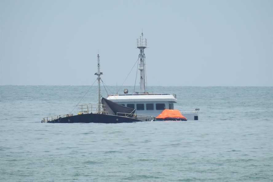 UBND tỉnh Ninh Thuận yêu cầu chủ tàu, chủ hàng khẩn trương tổ chức xử lý, thu gom 21 nghìn lít dầu DO hiện còn trên tàu trước ngày 2/9.