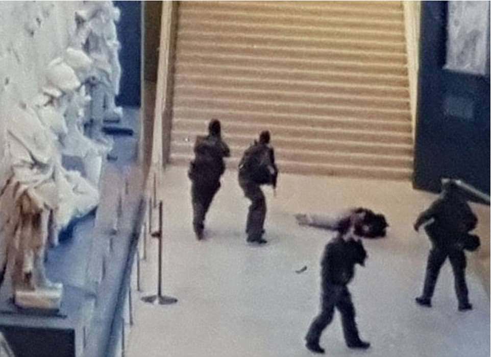 Bảo tàng Louvre, Paris, Pháp – 3/2/2017: Một người đàn ông cầm dao hét to từ “Thánh Allah vĩ đại” trước khi lao vào tìm cách tấn công các binh sĩ Pháp đang đứng gác ở tòa nhà rộng lớn của bảo tàng Louvre - một trong những bảo tàng đông khách tham quan nhất thế giới. Kẻ tấn công được xác định là Abdullah Reda Refaie al-Hamahmy, 28 tuổi. Hắn đã bị bắn 4 viên đạn và bị thương nặng ở bụng.