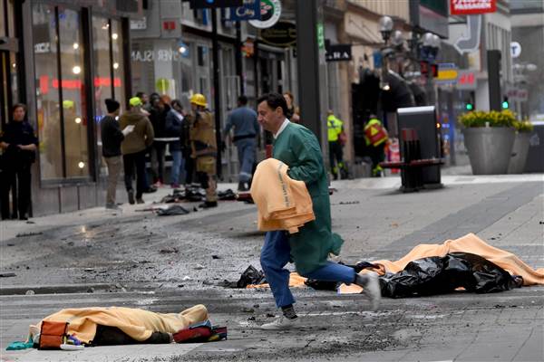 Stockholm, Thụy Điển – 7/4/2017: Kẻ tấn công đã lái chiếc xe tải ăn cắp lao như điên vào một đám đông trên con phố mua sắm nhộn nhịp Drottninggatan ở giữa thủ đô Stockholm của Thụy Điển, khiến 4 người thiệt mạng và làm bị thương 15 người khác. Rakhmat Akilov - một người đàn ông 39 tuổi đã thú nhận gây ra tội ác trên. Theo cảnh sát, Akilov từng thể hiện sự ủng hộ đối với các tổ chức khủng bố và từng tìm cách gia nhập IS.