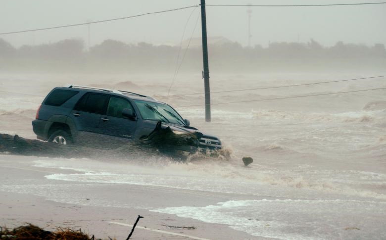 Theo Wall Street Journal, ít nhất một người thiệt mạng, nhiều công trình bị hư hại và hàng nghìn hộ gia đình bị mất điện sau khi siêu bão thập kỷ Harvey càn quét bang Texas. Ảnh: Ảnh: Reuters.