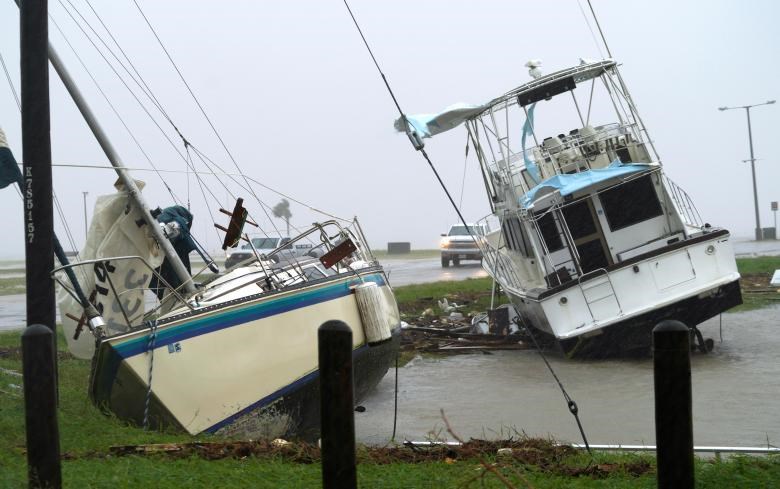 Những con thuyền bị gió mạnh đẩy vào bờ ở Port Lavaca. Ảnh: Reuters.