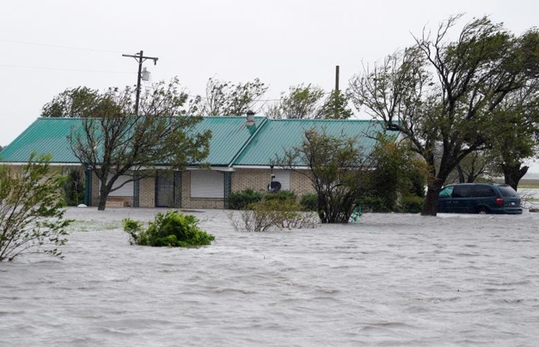 Một ngôi nhà bị nước lũ bủa vây gần Port Lavca. Ảnh: Reuters.
