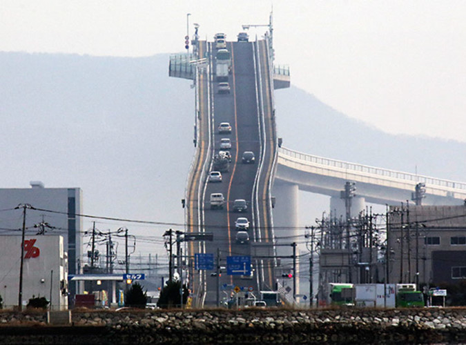 Cầu Eshima Ohashi, Nhật Bản: Cầu xây dựng từ năm 1997 và chính thức đi vào hoạt động năm 2004, nối liền hai thành phố Matsue và Sakaiminato. Mặc dù, độ dốc của cầu là 6,1% (độ dốc cầu bình thường cho phép là dưới 10%), nhưng khi nhìn ở một góc nào đó, có vẻ như tài xế ô tô đang lái dốc thẳng đứng. 