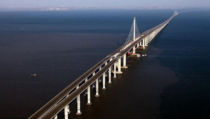Cầu bắc qua vịnh Jiaozhou (Trung Quốc): Với chiều dài hơn 40km, đây là cây cầu vượt biển dài nhất thế giới; nối liền khu trung tâm với quận Huangdao của thành phố Thanh Đảo, rút ngắn thời gian di chuyển giữa hai khu vực còn khoảng 30 phút.