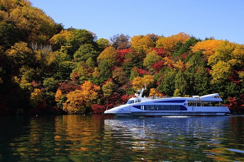 Từ trên du thuyền bạn sẽ cảm nhận được vẻ đẹp như trong mơ của mùa thu lá đỏ Nhật Bản