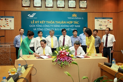Ông Phạm Anh Tuấn, Tổng giám đốc Tổng Công ty Bưu điện Việt Nam và ông Dương Trí Thành, Tổng giám đốc Tcty Hàng không Việt Nam ký thỏa thuận hợp tác giữa hai doanh nghiệp.
