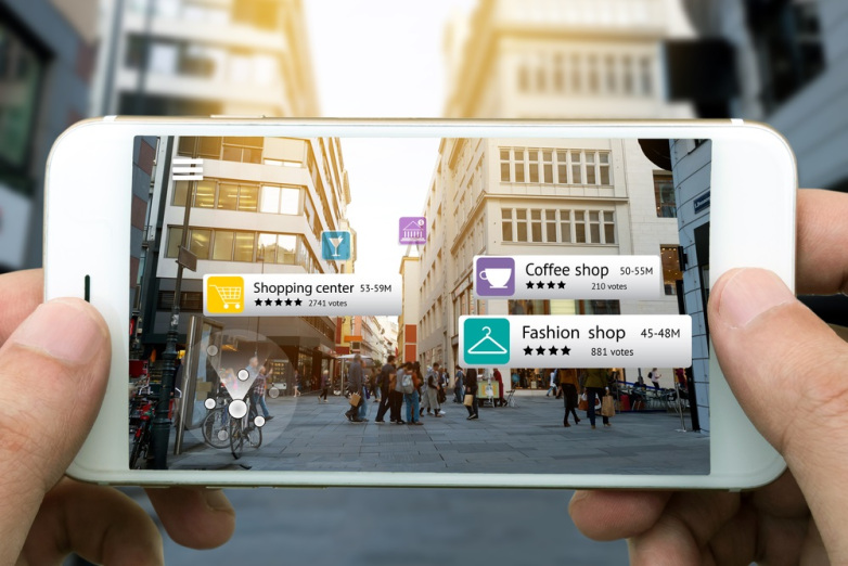 Hỗ trợ tăng cường thực tế: iOS 11 bao gồm một bộ công cụ dành cho các nhà phát triển để tạo ra các sản phẩm thực tế ảo (AR) cho iPhone và iPad. Người dùng sẽ có thể sử dụng máy ảnh để xem nội dung ảo được xây dựng trên các cài đặt thực tế cho chơi game, mua sắm hoặc thiết kế sáng tạo.