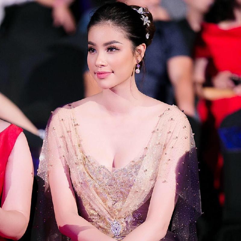 Phạm Hương,Hoa hậu Hoàn vũ 2015,làng sao