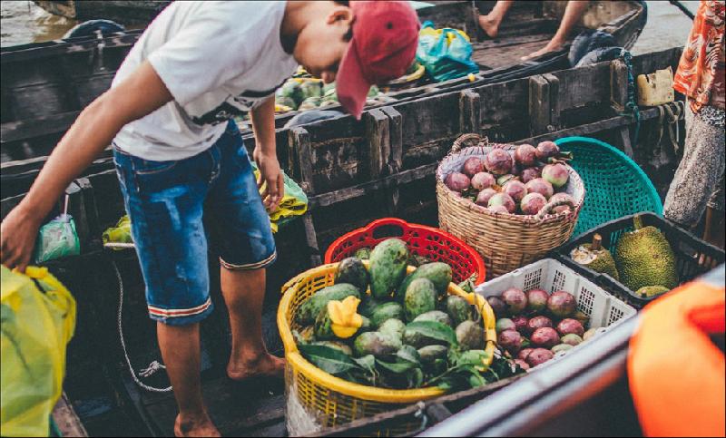 Đến với chợ nổi, du khách có thể mua được đủ loại trái cây tươi ngon. Ảnh: Trần Thanh Duy.