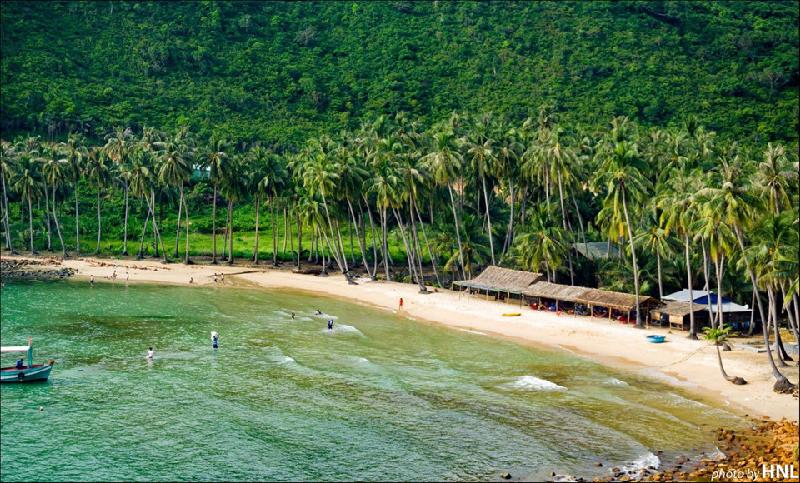Ngoài ra, Tây Nam Bộ còn sở hữu những điểm du lịch nổi tiếng thu hút đông đảo du khách, điển hình là đảo Nam Du (Kiên Giang) - nơi thiên nhiên còn rất hoang sơ, thanh bình, nước biển xanh ngắt tuyệt đẹp. Cuộc thi ảnh 