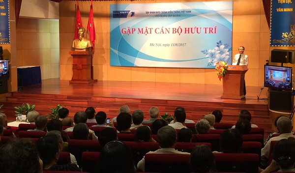 Ông Trần Mạnh Hùng - Chủ tịch HĐTV VNPT báo cáo những thành quả VNPT đã đạt được và những thách thức VNPT đang phải đối mặt tại buổi gặp mặt cán bộ hưu trí tại Hà Nội.