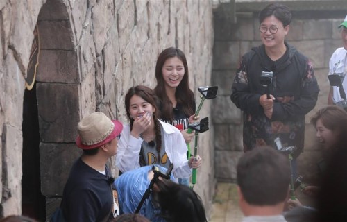 Tám cô gái của TWICE đến Sun World Ba Na Hills để tham gia ghi hình trong chương trình truyền hình thực tế về du lịch mang tên “Carefree Travellers”. Đây là chương trình truyền hình về du lịch nổi tiếng nhất tại Hàn Quốc.