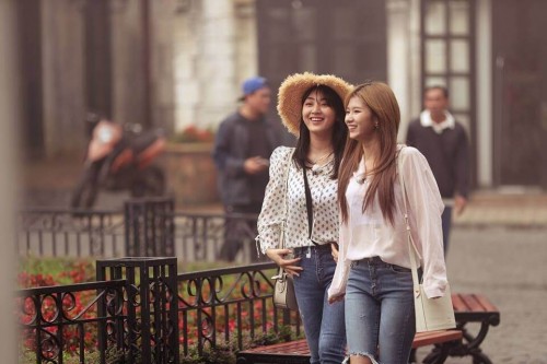 Sáng sớm, khi sương còn giăng mắc khắp nơi, trong trang phục giản dị, áo sơ mi, quần jeans, hai thành viên của nhóm là Jihyo và Sana đã tranh thủ khám phá vẻ đẹp của khu du lịch hàng đầu Việt Nam.