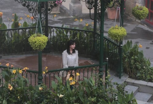 Trưởng nhóm Jihyo mơ màng ngắm không gian lãng mạn, tràn ngập sắc hoa ở Sun World Ba Na Hills.