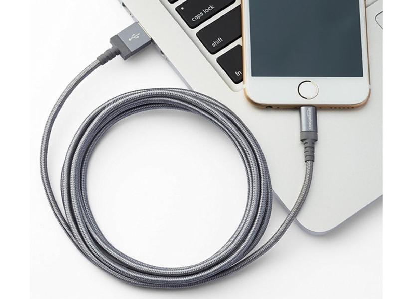Cáp sạc Lightning USB A với 6 chấu AmazonBasics (12 USD, 276.000 đồng): Nhiều người dùng sau khi thử nghiệm các loại cáp iPhone khác nhau đều đưa ra kết luận, AmazonBasics dẻo dai và có độ bền cao nhất.