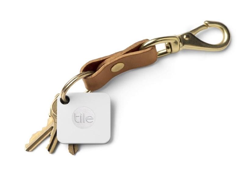 Máy theo dõi Tile Mate Bluetooth(24,99 USD, 575.000 đồng): Nếu bạn hay để quên chìa khóa hay không nhớ vị trí hành lý của mình ở đâu, thì Tile Mate Bluetooth là thiết bị hoàn hảo dành cho bạn. Và nếu bạn có một chiếc Tile mate và để quên iPhone ở đâu đó trong nhà, chỉ cần nhấn nút cho chiếc điện thoại của bạn kêu lên.
