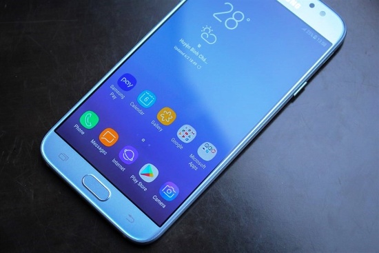 Samsung Galaxy J7 Pro (6,99 triệu đồng): Mặc dù mới có mặt trên thị trường Việt Nam chưa lâu nhưng Galaxy J7 Pro nhanh chóng chiếm ưu thế trước các đối thủ khi liên tục dẫn đầu về doanh số bán hàng. 