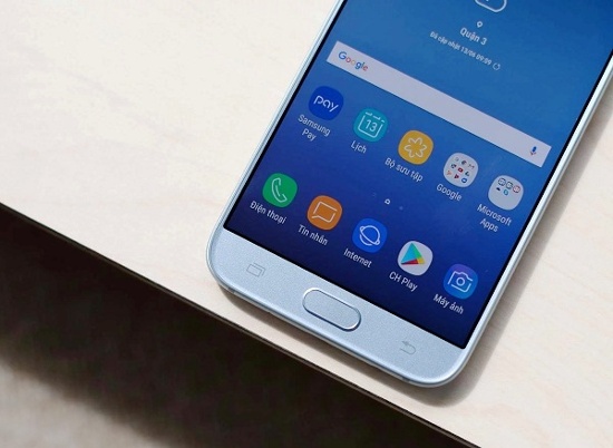 Điện thoại của Samsung nổi bật với thiết kế sang trọng nhờ lớp vỏ kim loại nguyên khối, mặt trước là kính cong 2.5D với màn hình Full HD kích cỡ 5,5 inch với công nghệ SuperAMOLED, hỗ trợ tính năng Always On Display như nhiều mẫu Galaxy cao cấp và tích hợp cảm biến vân tay một chạm vào phím Home.