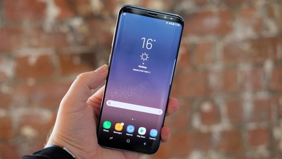 Samsung Galaxy S8 Plus (20,49 triệu đồng): Đây là chiếc smartphone cao cấp duy nhất trong danh sách thiết bị bán chạy nhất tháng 7/2017. Rõ ràng chiếc smartphone này của Samsung thực sự đã tạo ấn tượng mạnh với người dùng nhờ thiết kế màn hình vô cực (Infinity Display) mà hiếm đối thủ nào có được.