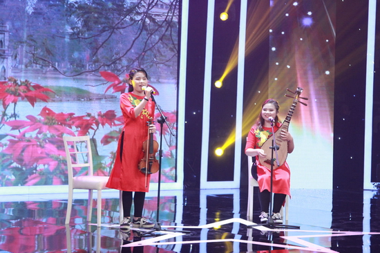 Khép lại vòng Chinh phục là phần dự thi của hai chị em Ánh Linh - Linh Nhi. Cặp đôi trở về đúng thể loại âm nhạc dân tộc mà mình theo đuổi với tà áo dài đỏ cách điệu, phô diễn khả năng chơi nhạc cụ. 