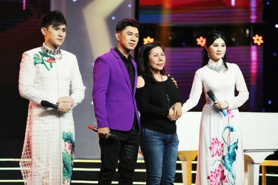 Lương Bằng Quang xuất hiện cùng mẹ trên sân khấu. Anh xuất sắc nhận trọn 4 điểm 10 từ các giám khảo và giành giải nhất tuần.