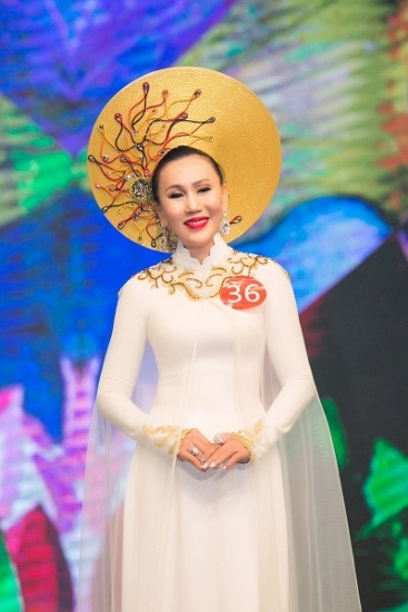 Trong cuộc thi, Đỗ Lan đã diện chiếc áo dài được thương hiệu ABC thiết kế riêng giúp chị khoe được vẻ đẹp thon thả lý tưởng