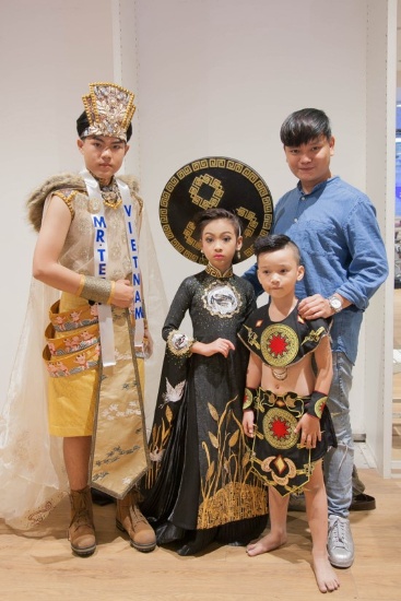 Các bạn nhỏ Việt nam trong trang phục dân tộc truyền thống.