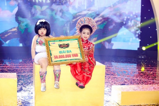 Hai bé Khả Ngân và Ngân Chi xuất sắc đồng hạng 3 tại đêm thi chung kết với phần thưởng 50 triệu đồng