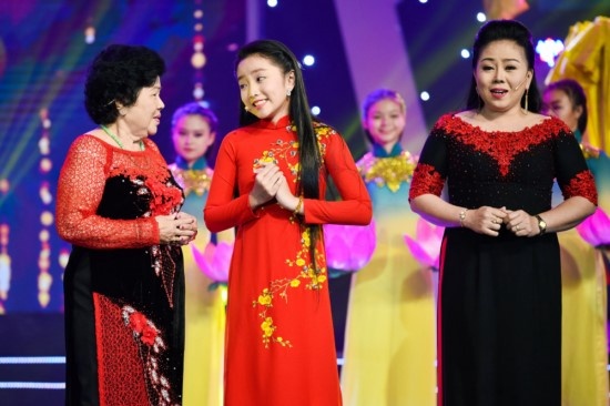 Ngọc Tâm đầy đằm thắm và dịu dàng, cùng  mẹ Cẩm Hiền và bà ngoại Trang Thiên Lý tạo thành một “tam ca” ba đời, tái hiện một sân khấu cổ nhạc tuyệt vời với 