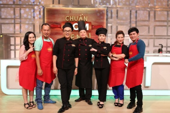 Tập 110 chương trình “Chuẩn cơm mẹ nấu” là hai cặp vợ chồng nghệ sĩ đó là: Mai Sơn - Kiều Linh và Long đẹp trai – Phi Nga. 