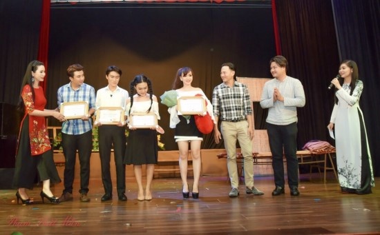 Mới đây, Sân khấu Trịnh Kim Chi đã thực hiện một buổi lễ tốt nghiệp dành cho các học viên trong chương trình đào tạo của mình. 