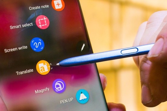 Là một thiết bị Note nên Galaxy Note 7 cũng sẽ đi kèm bút S-Pen với khe cắm tích hợp cùng khả năng chống thấm nước và chống bụi theo tiêu chuẩn IP68 (sử dụng dưới nước ở độ sâu 1 mét với thời gian 30 phút).