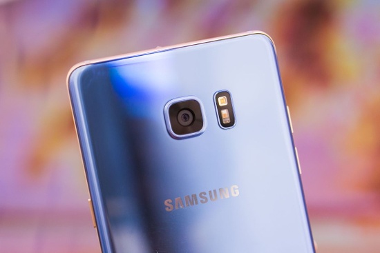 Camera: Samsung đã bê nguyên tính năng camera của Galaxy S7 sang chiếc phablet Galaxy Note 7, có nghĩa máy sẽ đi kèm camera chính độ phân giải 12 megapixel Duo Pixel, kích thước cảm biến 1/2.5 inch, kích cỡ điểm ảnh 1.4 µm và khẩu độ f/1.7. 