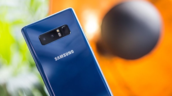 Tham gia cuộc đua camera kép, cuối cùng Samsung cũng đã trang bị cho Galaxy Note 8 tính năng hiện đại này. Camera kép ở mặt sau của Note 8 gồm một camera góc rộng độ phân giải 12 megapixel với tính năng lấy nét Dual Pixel khẩu độ f/1.7 và một camera telephoto 12 megapixel khẩu độ f/2.4. 