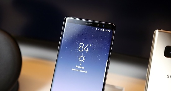 Không chỉ nâng cấp cho camera sau, Samsung còn nâng cấp cả tính năng chụp ảnh selfie cho Galaxy Note 8 so với Note 7 với camera mặt trước độ phân giải 8 megapixel nhưng cùng khẩu độ f/1.7 và cũng hỗ trợ tính năng tự động lấy nét. 