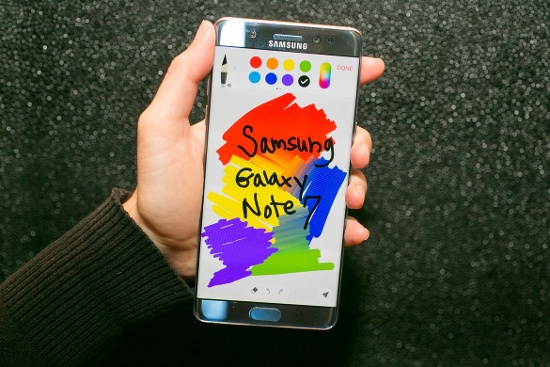 Phần cứng: Về phần cứng, Samsung Galaxy Note 7 có hai lựa chọn vi xử lý: Snapdragon 820 hoặc Exynos 8890 với RAM 4GB, bộ nhớ trong 64GB và hỗ trợ khe cắm thẻ nhớ mở rộng microSD tối đa lên đến 256GB.