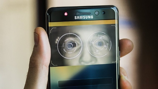 Galaxy Note 7 là chiếc smartphone đầu tiên của Samsung có thể  mở khóa máy bằng mống mắt, công nghệ bảo mật an toàn hơn việc mở khóa máy bằng vân tay hiện nay.
