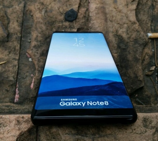 Cuối cùng, một trong những bức ảnh khác cho thấy Galaxy Note 8 sở hữu màn hình khá lớn với kích thước 6.3 inch độ phân giải 2960 x 1440 pixel với tấm nền Super AMOLED truyền thống. Và đúng như dự đoán màn hình Infinity không viền trên Galaxy S8 tiếp tục có mặt trên chiếc phablet này. 