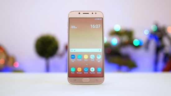 Samsung Galaxy J7 Pro (6,99 triệu đồng): Ngoài thiết kế nổi bật thì chụp ảnh cũng là một tính năng mạnh trên mẫu Android tầm trung đời mới. So với các mẫu smartphone trong danh sách thì lợi thế ở Galaxy J7 Pro chính là camera trước và sau đều có khẩu độ lớn, lần lượt là f/1.9 và f/1.7, hứa hẹn đem lại khả năng chụp thiếu sáng tốt và xoá phông tốt hơn khi chụp cận cảnh. 