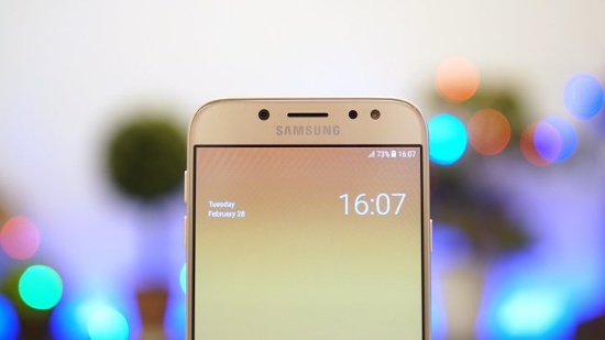 Cả hai camera trước và sau của Samsung Galaxy J7 Pro đều có độ phân giải 13 megapixel với đèn flash riêng. Đáng chú ý khi chụp selfie trong điều kiện ánh sáng yếu dù đã bật đèn flash thì cả đèn này và màn hình đều sẽ sáng lên, khi kết hợp lại sẽ cho ra tông màu cân bằng, chân thực hơn. 