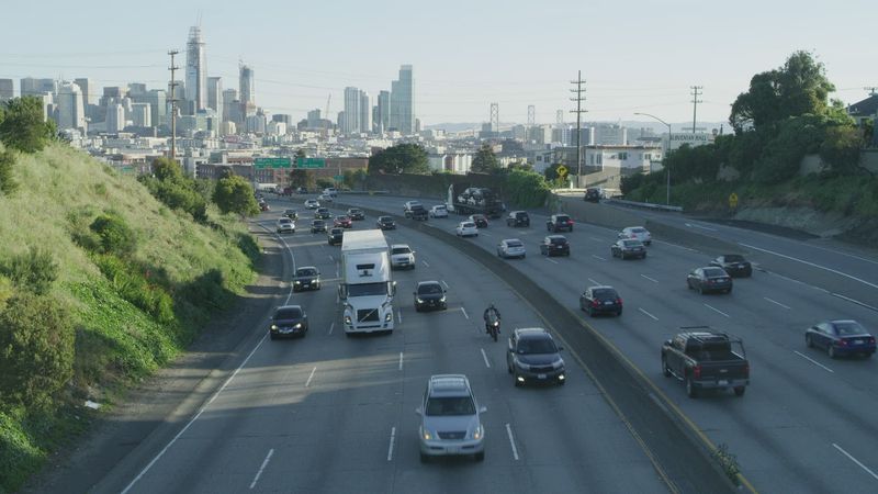Xe tải Uber OTTO chạy trên đường - Ảnh: theverge